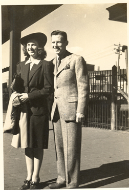 Lucille et Paul, dpart pour voyage de noces, sur les quais de la gare de trains de Trois-Rivires